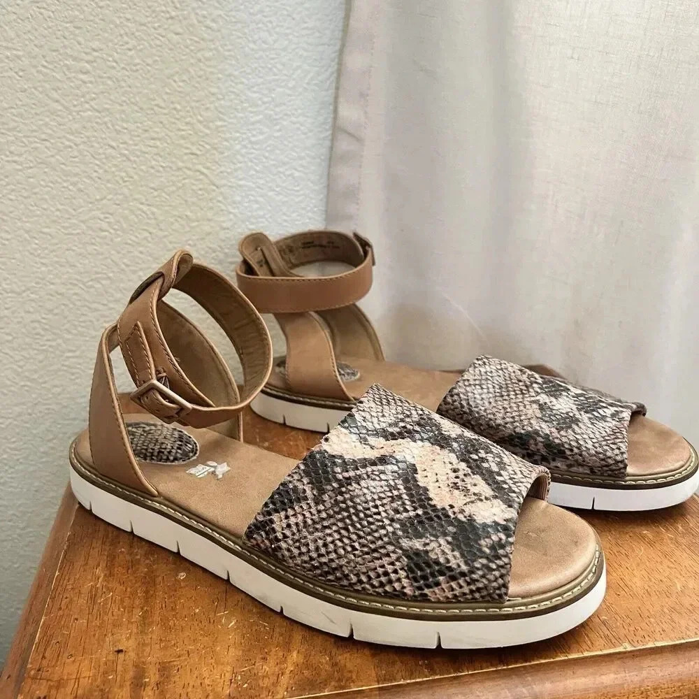 Clarks Artisan Lydie Hala Snake Comfort Flat Leather Sandals Womens 9.5 Tan Boho